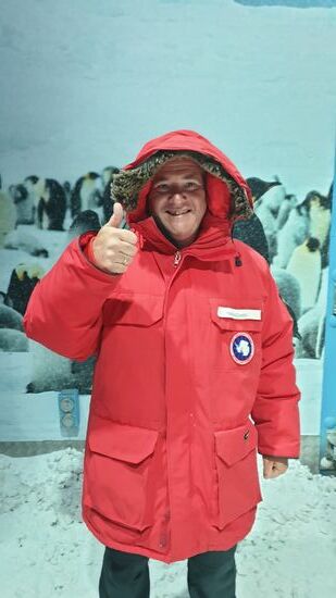 ... passend gekleidet ...