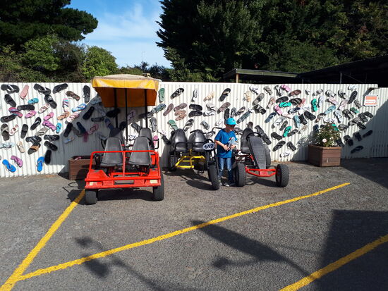 Am Campingplatz haben sie die Wellblechwand sehr  nett gestaltet und GoKarts gab's auch 