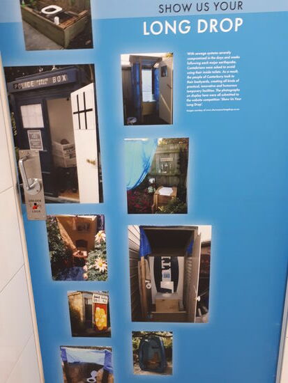 Am WC des Museums gabs eine nette Zusammenstellung, wie sich die Bevölkerung beholfen hat, als nach dem Erdbeben die Kanäle kaputt waren und somit alle WCs unbenutzbar geworden sind