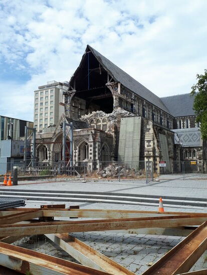 Die alte Kathedrale ist noch immer zerstört.