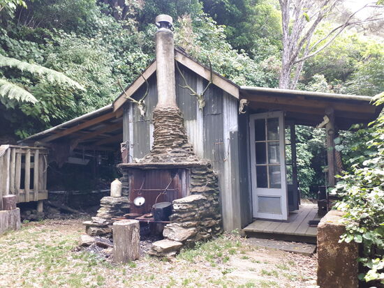 Historisches Camp des neuseeländischen Autors Barry John Crump