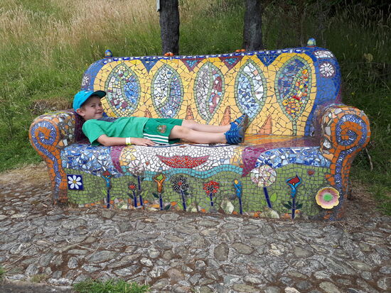 Müde vom Rundgang - Rast auf einer Hundertwasser - ähnlichen Couch (auch unter freiem Himmel)