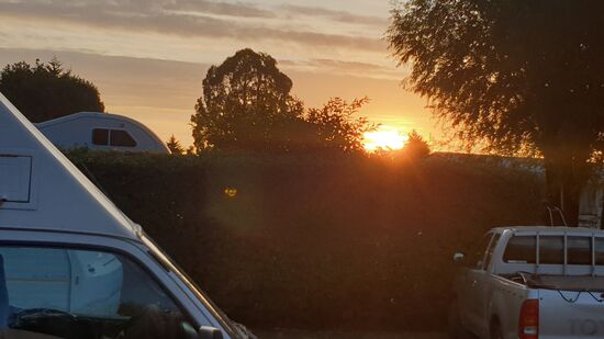 Ein letzter Sonnenuntergang am Campingplatz - die letzte Nacht in Neuseeland kommt ...