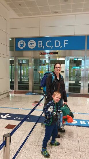 Wir wechseln mit der Bahn von Terminal A zu Terminal B, dann 10min Fussmarsch zu Terminal C.