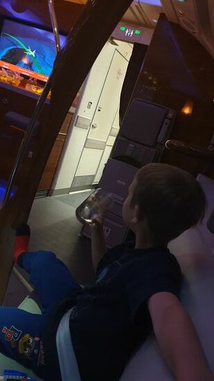 Ein Drink in der Bar des A380 geht immer 