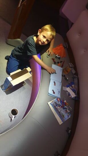 ... daher funktionieren wir den Barbereich einfach um zum Lego-Bauen. Wir erhalten sogar Unterstützung vom Bordpersonal 