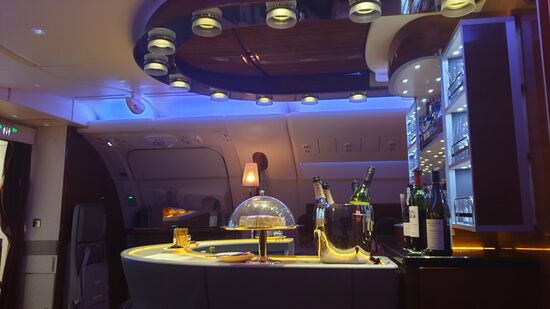 Auf Reiseflughöhe von 42.000 Fuss eröffnet die Bar des A380. Der Besucheransturm hält sich in Grenzen ....