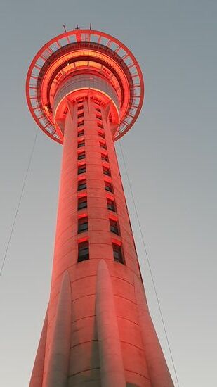 Der Tag neigt sich dem Ende - Auckland Sky Tower in Beleuchtung