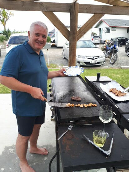 Der Lehrling  mit geborgtem Werkzeug ... Im Vordergrund Grillwein für Klein (Apfelsaft)  und Groß (Traubensaft)