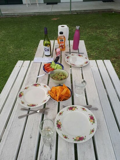 Daniel hat aufgedeckt für Natchos mit Guacamole, Grillerei und Salat