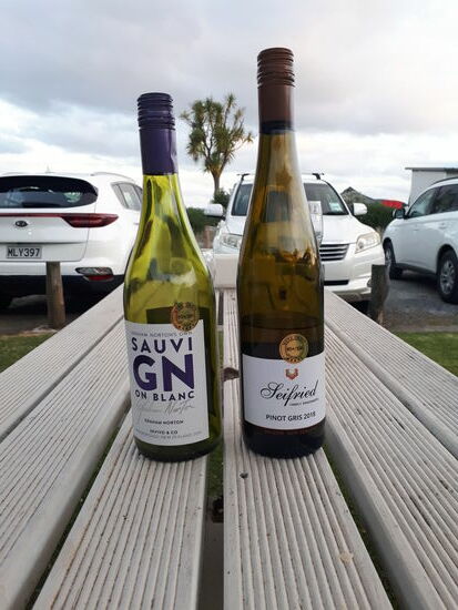 Und dazu Sauvignon Blanc von Graham Norton aus dem Marlborogh und einen Pinot Gris von Seifried aus Nelson (den wir auf der Südinsel vielleicht noch besuchen werden). Der Familienbetrieb mit österreichischen Wurzeln ist bekannt für Grünen Veltliner aus Neuseeland (einer der wenigen, die das schaffen) sowie für Sweet Agnes, einen tollen Süßwein (siehe auch unseren Reisebericht 2013 bzw auf https://www.seifried.co.nz).