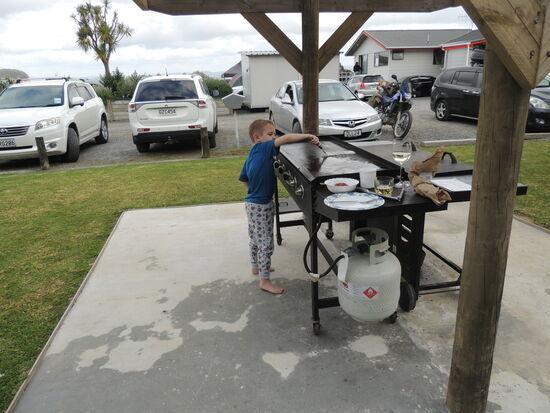 Der Meister  beim Angrillen.