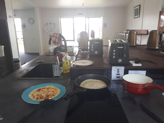 Gemeinschaftküche - es gibt Palatschinken zu Mittag ...