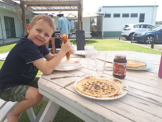 Die Pala von Mama schmecken soooo gut  und geben Kraft für den Nachmittag am Wasser!