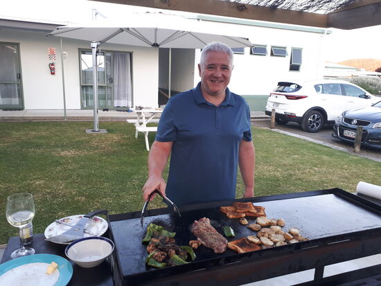 Gemüse, Toast, Rind und Huhn am Grill. Der Lehrling darf schon zeitweise ohne Aufsicht arbeiten 