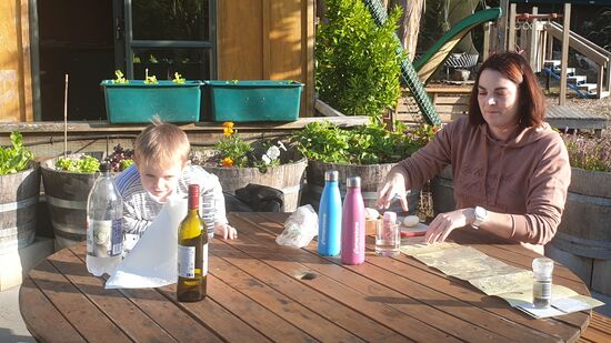 Gemeinsames Kochen in der Outdoor-Küche