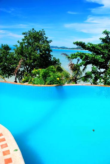 Unser Pool mit schönem Ausblick über die Bucht.