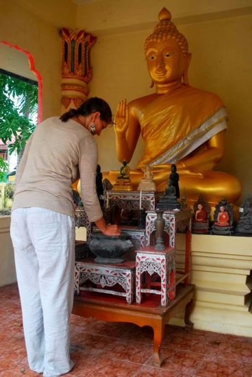 Weihrauchstäbchen anzünden...