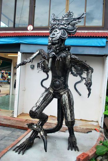 Auch so etwas stand dort herum... Thailändische Kunstfiguren.