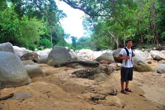 Ausgetrocknetes Flussbett beim Wasserfall.