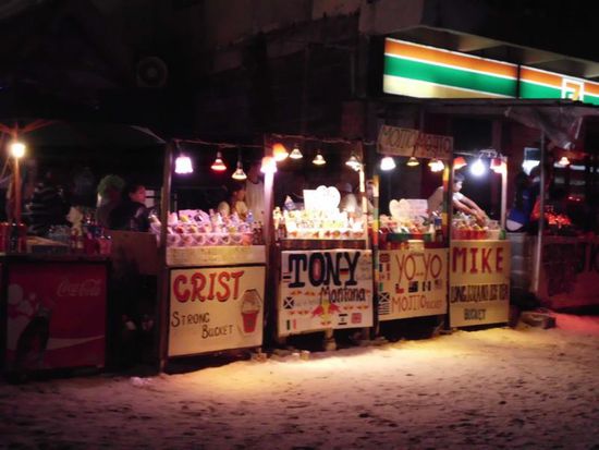 "Eimer-Stände" - von denen gab es dort hunderte... quasi das thailändische "Werder-Baumblütenfest"...