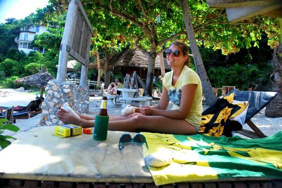 Knie kühlen am Strand!