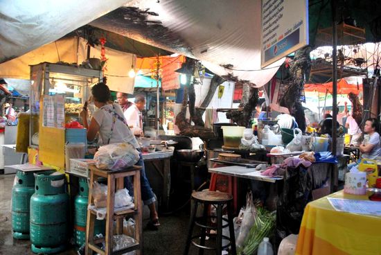 Suppenküche auf einem Markt.