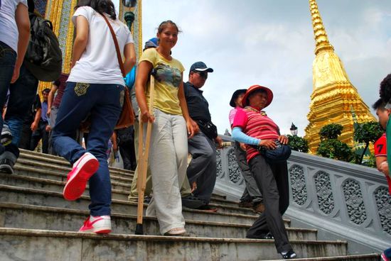 Mit Krücken durch die Menge.