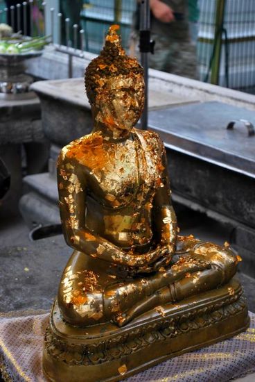 Man konnte diese Figur des Buddha mit Blattgold bekleben.