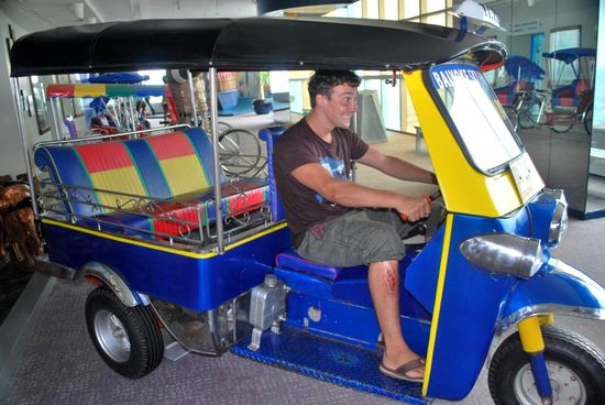 Dominik als Tuk Tuk-Fahrer
