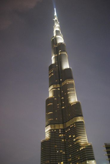 Der Burj Khalita - das höchste Gebäude der Welt bei Nacht.