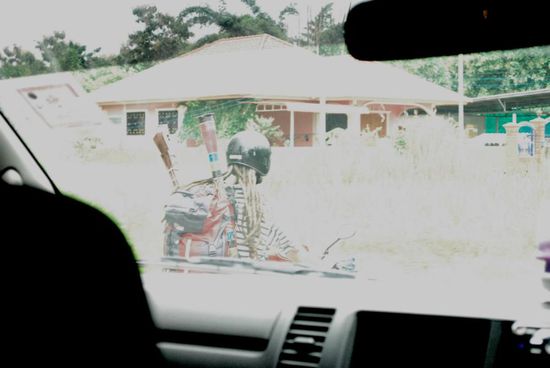 Rasta mit Ditscheridu, Gitarre und Backpack auf Rennschüssel!