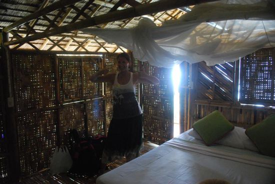 Bett mit Moskitonetz...