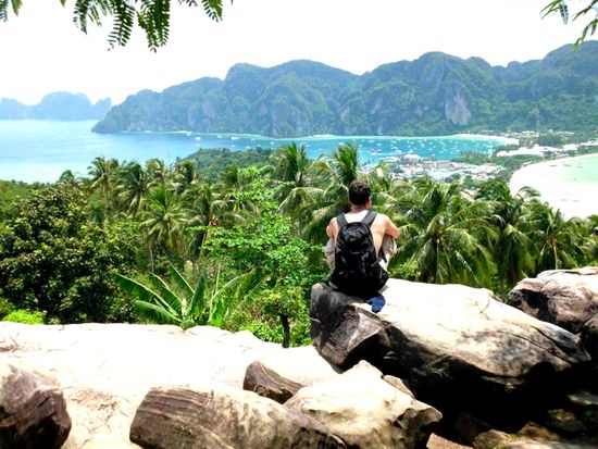 Blick vom Viewpoint auf Koh Phi Phi Don.