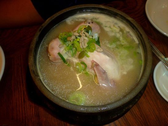 Die Hühnersuppe mit ganzem Huhn!