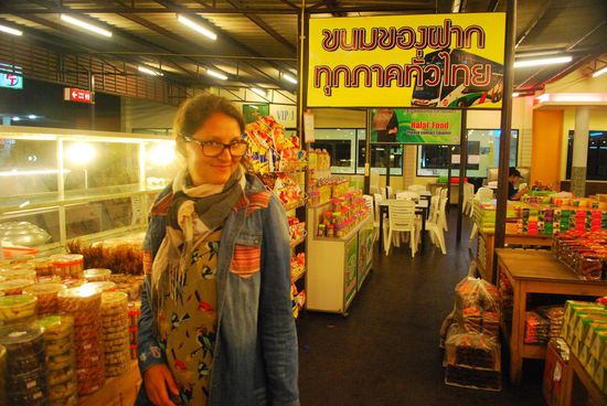 Busstop: Übermüdet im Asiashop