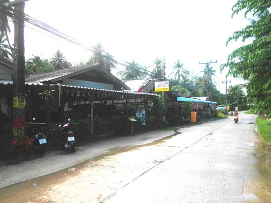 Straße an der Westküste von Koh Phangan