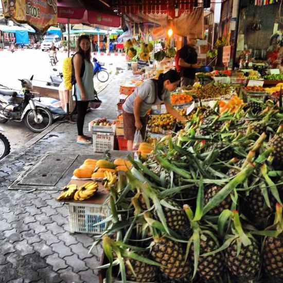 Obstmarkt - Ananas, Papaya, Mango, Bananen, Nashis usw. zu Schlaraffenland-Preisen!