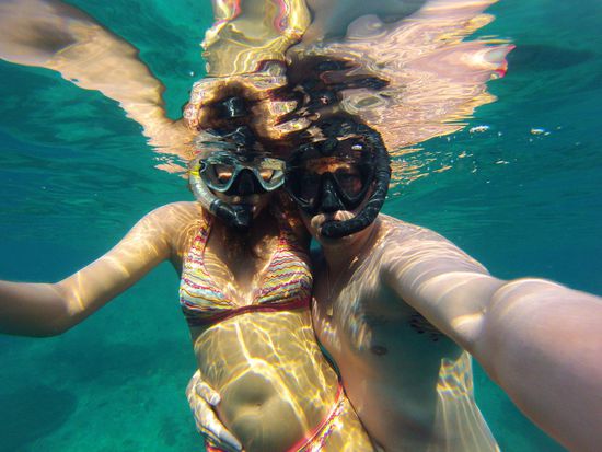 Den Bauch fest umklammert  
Schnorcheln zu dritt macht eben Spass!