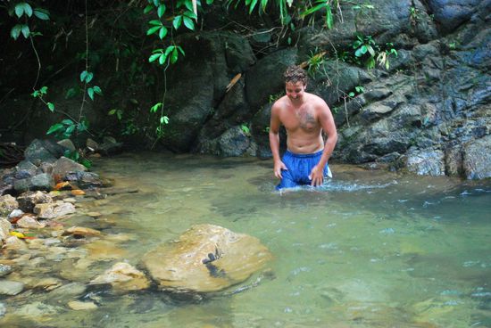 Baden im natürlichen Pool des Wasserfalls