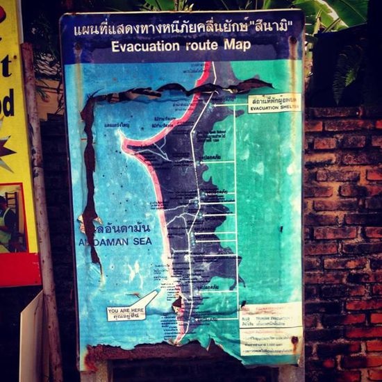 Evacuation Route - dieser Schilder sind in ganz Khao Lak verteilt