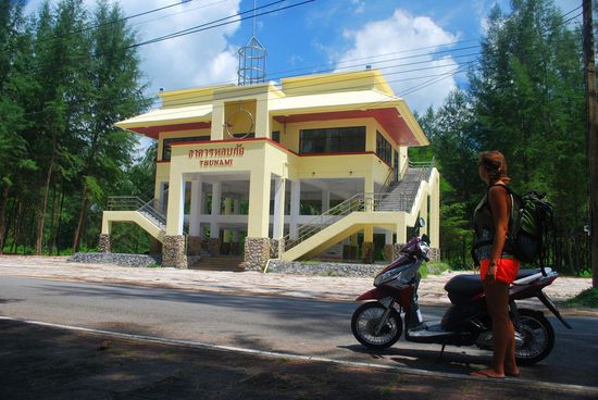 Tsunami Fluchthaus - diese Häuser sind überall in Khao Lak verteilt