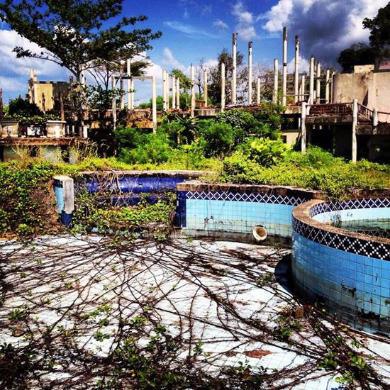 Pool und Hauptgebäude