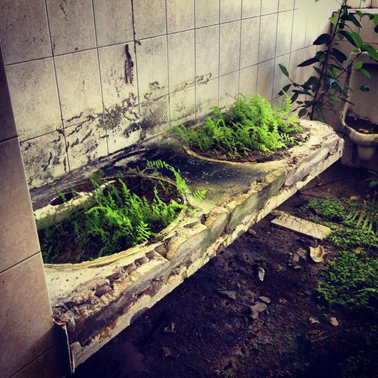 Auch im Waschbecken ist der Schlamm noch zu sehen