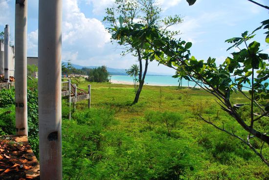 Blick vom Bangsak Beach Resort zum Strand - auf der Grünfläche standen die 39 Bungalows des Resorts