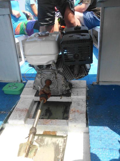 der Motor vom Zubringerboot