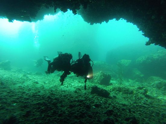 Benni und Jen beim Höhlentauchgang - Gato Island