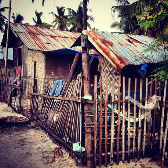 Bambus/Blechhütte - diese prägen das Straßenbild auf Malapascua