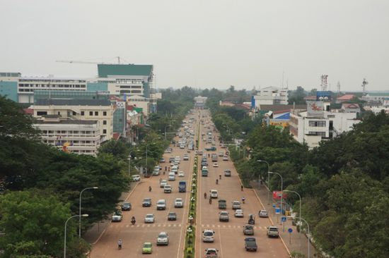 Blick auf die 8 spurige Lane Xang Avenue vom Anousavari.
Relikt des Sozialismus...
