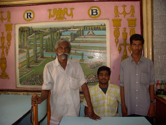 "At your service, sir!" 
An diese Art Äußerst freundlichen Service muss man sich erst gewöhnen.